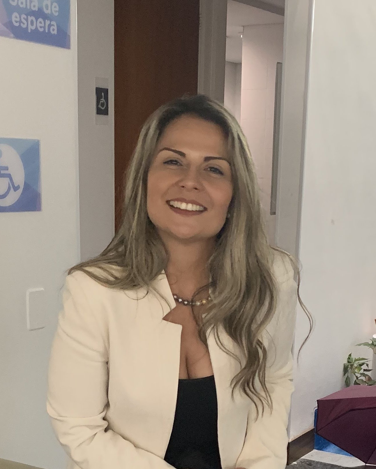 Adriana Quiroga en la sala de espera de su consultorio
